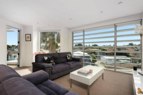 Awesome Downtown Location - park the car and walk to everything !, Mt Maunganui